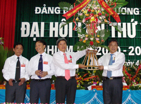 Đồng chí Hoàng Việt Cường, Bí thư Tỉnh ủy, Chủ tịch HĐND tỉnh tặng hoa chúc mừng Đại hội.